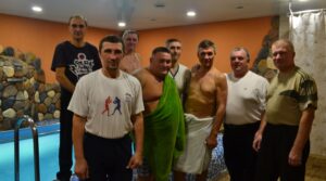 Сегодня ветераны бокса вновь собрались в номере «В охотничьем стиле»…