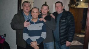 В очередной раз старая добрая компания собралась в уютном номере…