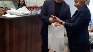 Ценным подарком и памятным знаком почётного гостя открытого турнира по…