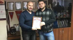 Председатель федерации бокса города Сызрань Сергей Иванов вручил благодарность директору…