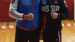Равиль Азизов со своим воспитанником Геворгом Кюрегяном на первенстве ПФО…