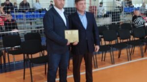 Благодарность за развитие спорта в регионе вручает , Президент всемирной…