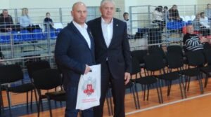 Памятный подарок , вручает Председатель Федерации бокса Ульяновской области, Игорь…