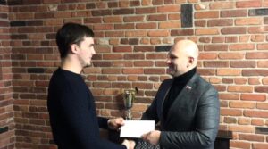Вручение сертификата «Детского магазина» по случаю Рождения дочки , Селиверстову…