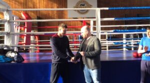 Вручение сертификата магазина «Спорт Мастер» от Р.О.О. «Оплот» — Юрию…
