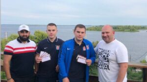 Сертификаты в отдарок от клуба — кафе «Шатер» Михаилу и…
