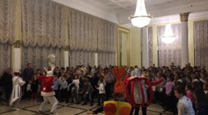 Дружные футболисты водили в Сызрани хороводы и получали подарки Для…