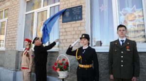 И Парты Героев, и мемориальная доска 8 мая, в преддверии…