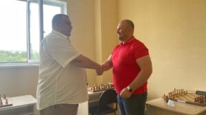 Председатель ОО Сплочение Сергей Иванов и ветеран единоборств Василий Лузиков…