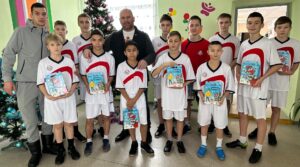 Новогодние подарки 🎁 футболистам команды «Юные звезды» воспитанникам центра «Искра»…