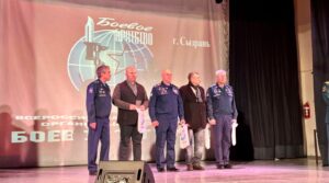 Из рук председателя Всероссийской общественной организации ветеранов «Боевое Братство» Карпова…