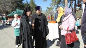 В День Светлого Христова Воскресения епископ Леонтий совершил Пасхальную вечерню…