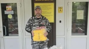 Председатель СРОО «Сплочение» Сергей Иванов Передал детские вещи в Сызранский…